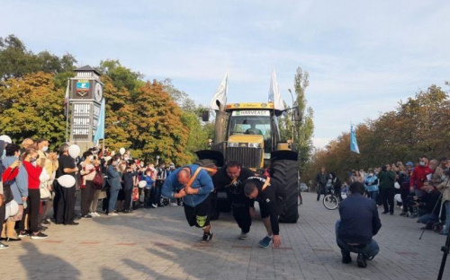 Украинские богатыри в посёлке под Мариуполем устроили силовое шоу