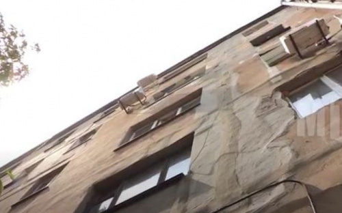 В Мариуполе многоэтажка покрылась трещинами. Жильцы опасаются за свои жизни