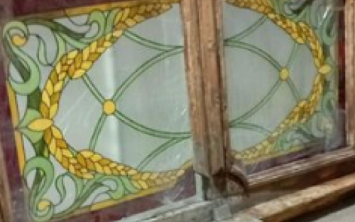 В Мариуполь прислали новые витражи для старинной двери