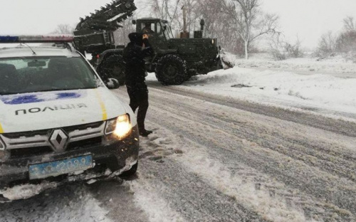 На дорогах Донецкой области из снега застрявшие машины вызволяет морская пехота (ФОТО)