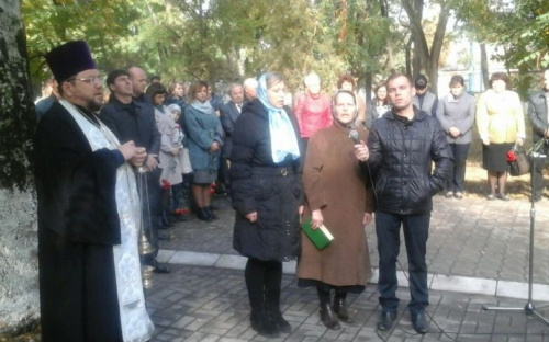 В мариупольской Сартане почтили память погибших в теракте (ФОТО)
