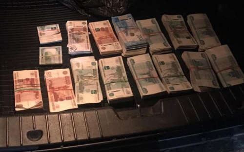 С миллионом рублей и номерными знаками от оккупационной власти остановили автомобиль на Донбассе