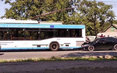 В Мариуполе легковушка протаранила троллейбус