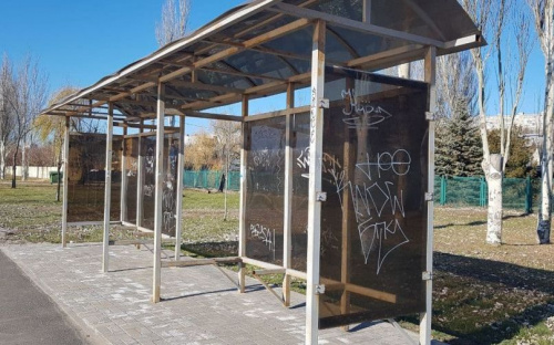 В Мариуполе замечена остановка с «художествами» белым по черному