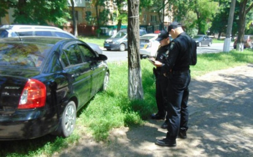 Патрульные полицейские в Мариуполе борются с нарушителями парковки
