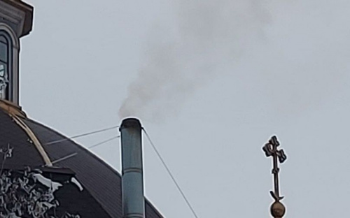 Мариупольцы жалуются на дымящую трубу строящейся гостиницы в центре города