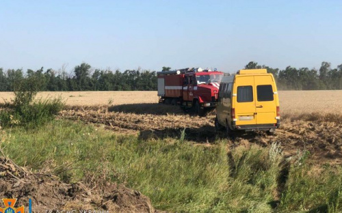 Под Мариуполем автобус застрял в пашне