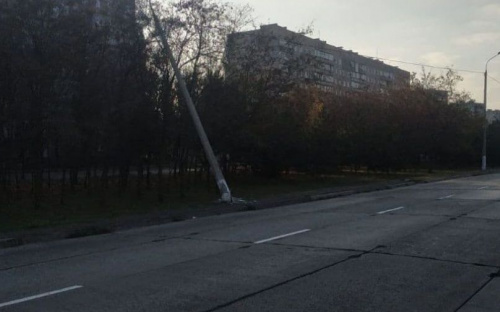 В Мариуполе столб повис на проводах (ФОТОФАКТ)