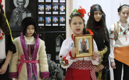 Мариупольские школьники пришли в гости к пограничникам с вертепом (ФОТО)