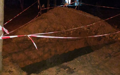 В сквере на «Восточном» в Мариуполе роют яму и пилят деревья (ФОТО)