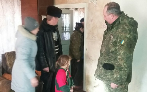 Под Мариуполем переселенка с тремя детьми терпела унижения от сожителя