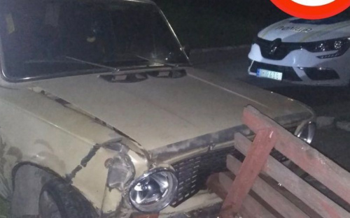 В Мариуполе водитель сбежал после того, как въехал в дерево и снес скамейку