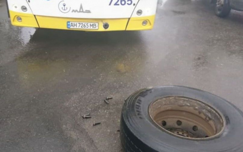 В Мариуполе колесо грузовика отлетело в коммунальный автобус и легковушку (ДОПОЛНЕНО)