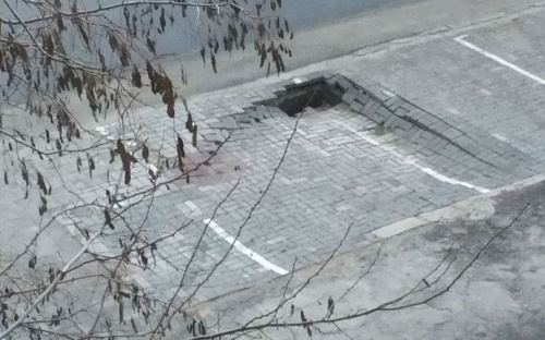На парковке в Мариуполе тротуар ушел под землю (ДОПОЛНЕНО)