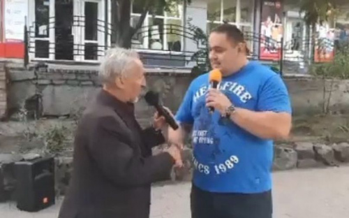 Мариупольский силач спел песню в центре города (ВИДЕО)