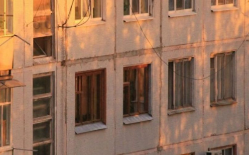 В Мариуполе мужчина выпал из окна многоэтажки и замерзал до приезда «скорой»