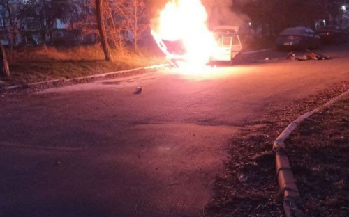 В Мариуполе восьмеро спасателей тушили горящий автомобиль