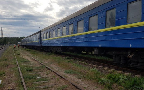 В Мариуполе опломбировали десятки пассажирских вагонов, стоящих около моря (ФОТО)