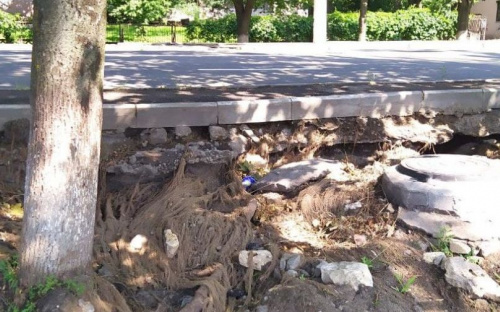 Под мариупольскими дорогами вымыло грунт - образовались пустоты
