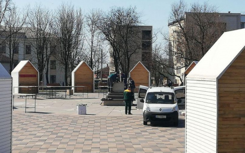 Из Театрального сквера Мариуполя исчезла сказочная башня с часами (ФОТО)