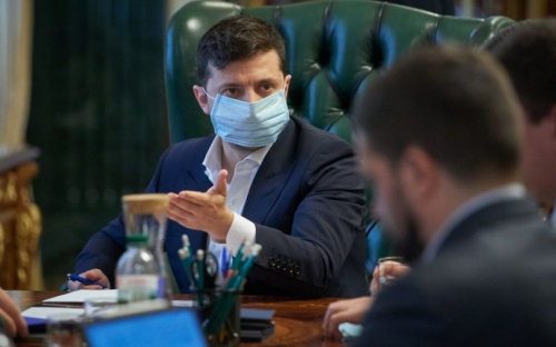 Зеленский: мы не можем позволить себе развлечения. Власти обеспокоены увеличением количества больных COVID-19