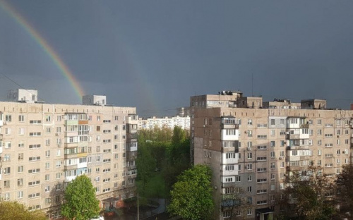 В небе над Мариуполем раскинулась необыкновенно яркая радуга