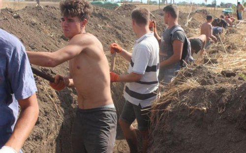 На укрепление береговой линии Мариуполя вышли дети и подростки - воспитанники реабилитационного центра 