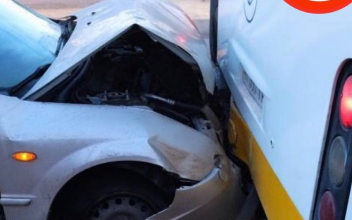 В Мариуполе легковушка врезалась в автобус