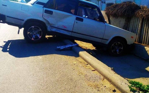 В Мариуполе в результате аварии автомобиль вылетел с дороги