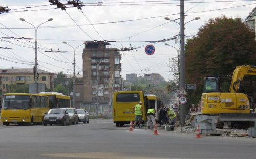 В Мариуполе отменяются троллейбусы – ремонт пр. Мира движется вперед (ФОТО)