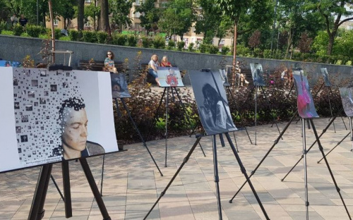 В центре Мариуполя провели выставку и мастер-класс по рукопашному бою