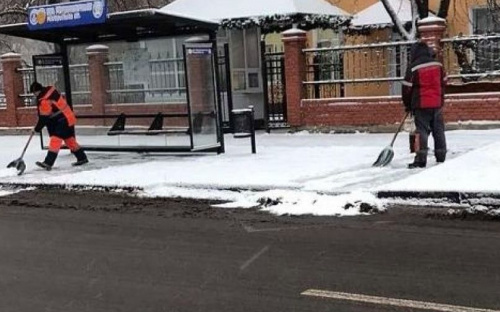 Мариупольским предпринимателям напомнили об обязанности убирать свою часть тротуара