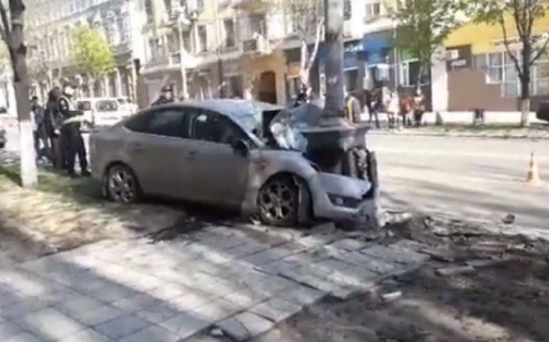 В центре Мариуполя легковушка врезалась в столб – водитель погиб (ВИДЕО)
