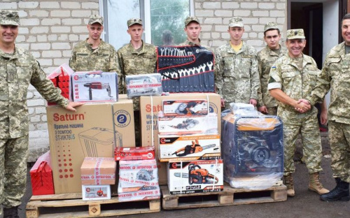 Ветераны и общественники передали военным в Донбассе инструменты и оборудование (ФОТО)