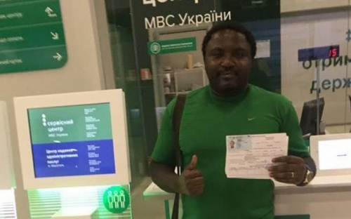 Камерунец сдал экзамен на водительские права в Мариуполе (ФОТО)
