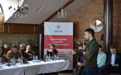 В Мариуполе 26 семей разыскивают без вести пропавших близких с помощью Красного Креста (ФОТО)