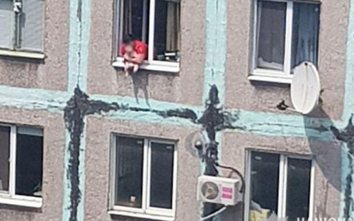 Решила успокоить: в Мариуполе женщина посадила младенца на оконный откос (ФОТО)