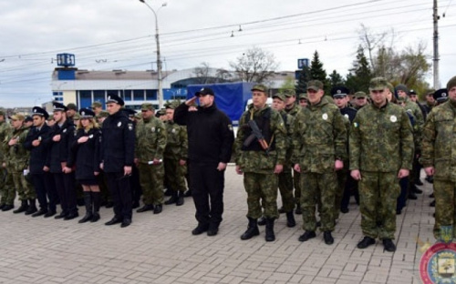 Почти 300 полицейских несут службу на кладбищах Мариуполя в поминальные дни