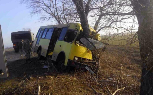 Под Мариуполем автобус с отказавшими тормозами врезался в дерево (ФОТО)
