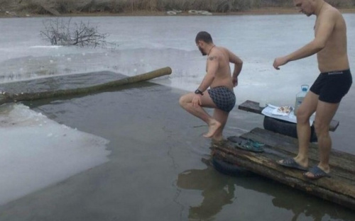 Под Мариуполем окунулись в прорубь одесские и николаевские морпехи (ФОТО)