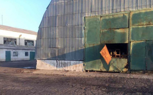 Под Мариуполем снаряды повредили сельхозтехнику (ФОТО)