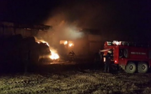 Под Мариуполем во дворе дома снаряд поджог тонны сена