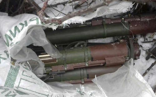 Под забором мариупольского меткомбината обнаружен мешок с гранатометами (ФОТО)