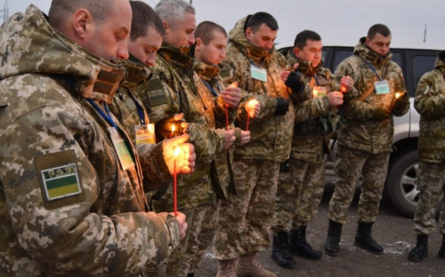 Пограничники Донетчины почтили память жертв Голодомора под канонаду (ВИДЕО)