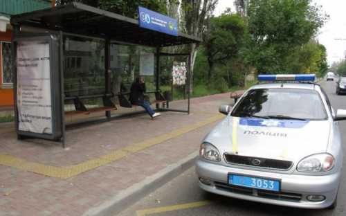 Драку до потери сознания устроили мужчины на остановке в Мариуполе