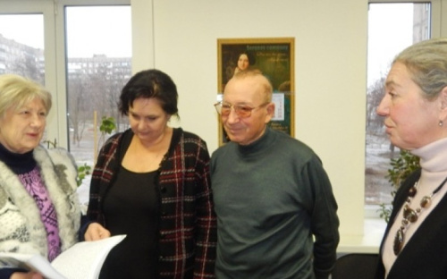 Политолог из Австралии подарил книгу мариупольской библиотеке