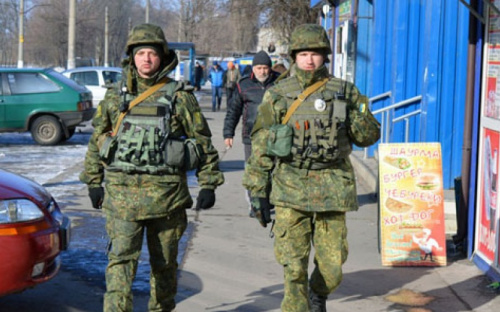 Полицейские Донецкой области помогают жителям Авдеевки с зарядкой телефонов