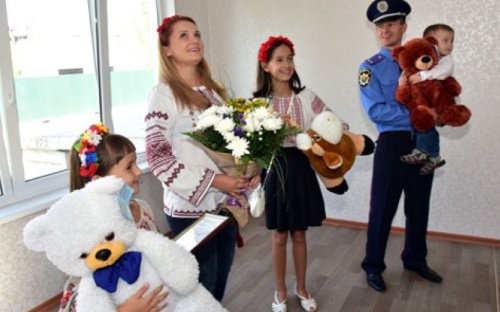 Полицейские-переселенцы получили квартиры в Мариуполе
