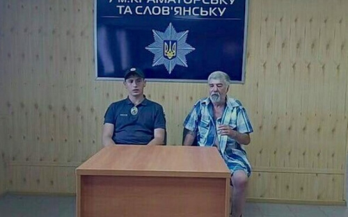 Патрульного, сделавшего селфи с побитым мужчиной, не уволят