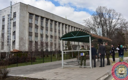 Полиция Мариуполя оборудует остановку транспорта сенсорным киоском (ФОТО)